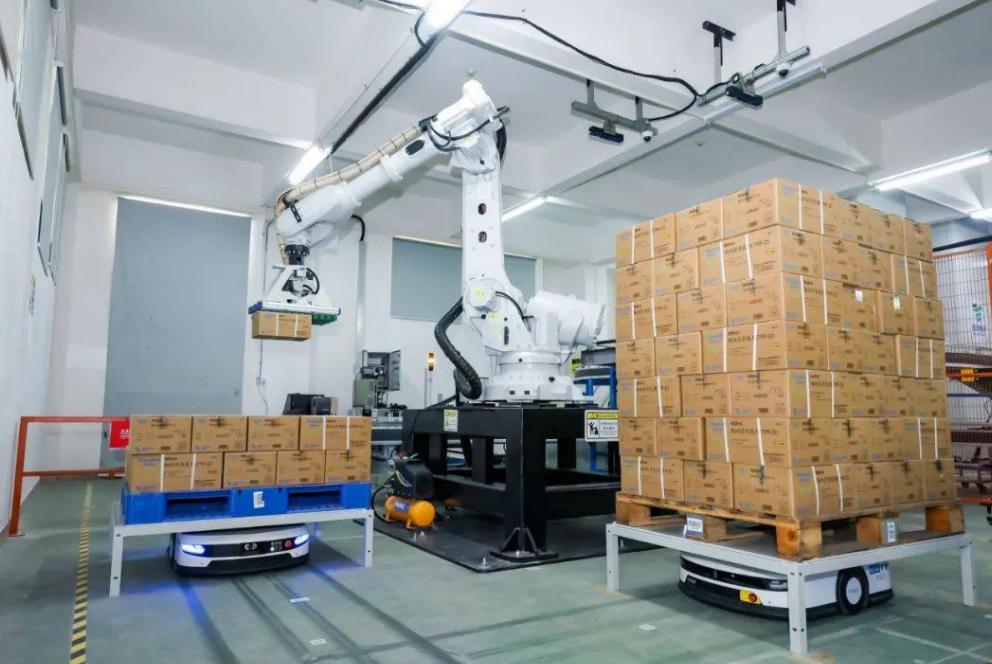 高精度GNSS定位定向?？閁M980的无人物流机器人封面图